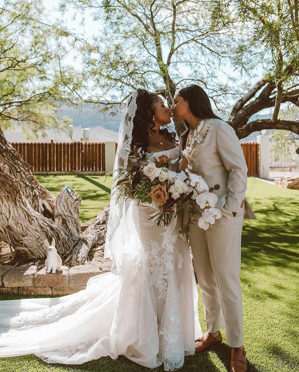 lesbianshakedwn's tweet photo. I’ve been so obsessed with lesbian wedding photos https://t.co/tmlQnMKVJO