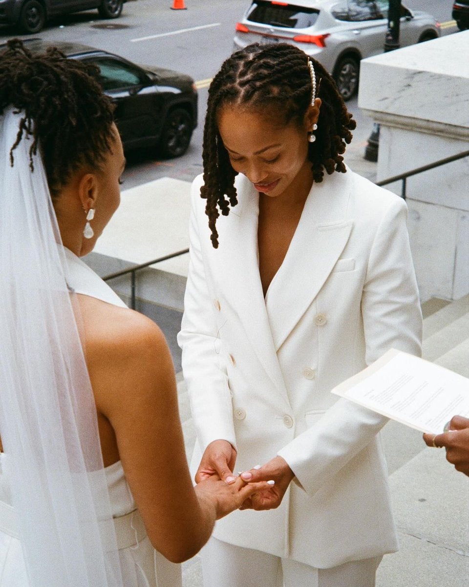lesbianshakedwn's tweet photo. I’ve been so obsessed with lesbian wedding photos https://t.co/tmlQnMKVJO