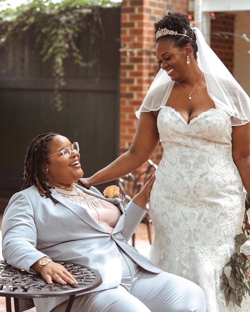 lesbianshakedwn's tweet photo. I’ve been so obsessed with lesbian wedding photos https://t.co/tmlQnMKVJO