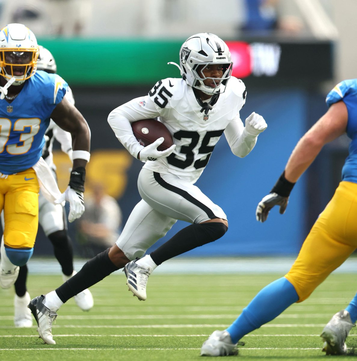 RaidersRuinMe's tweet photo. Raiders rookie phenom Hezekiah Masses on playing Chris Olave Sunday.

 “It’s just another walk in the park for me. I ain’t really worried about that man.”   

The NFL's receiving yards leader, Olave, and the reigning DPOTW, Masses, face off this Sunday 🍿

#RaidersVsSaints https://t.co/yyhoVs30Sm