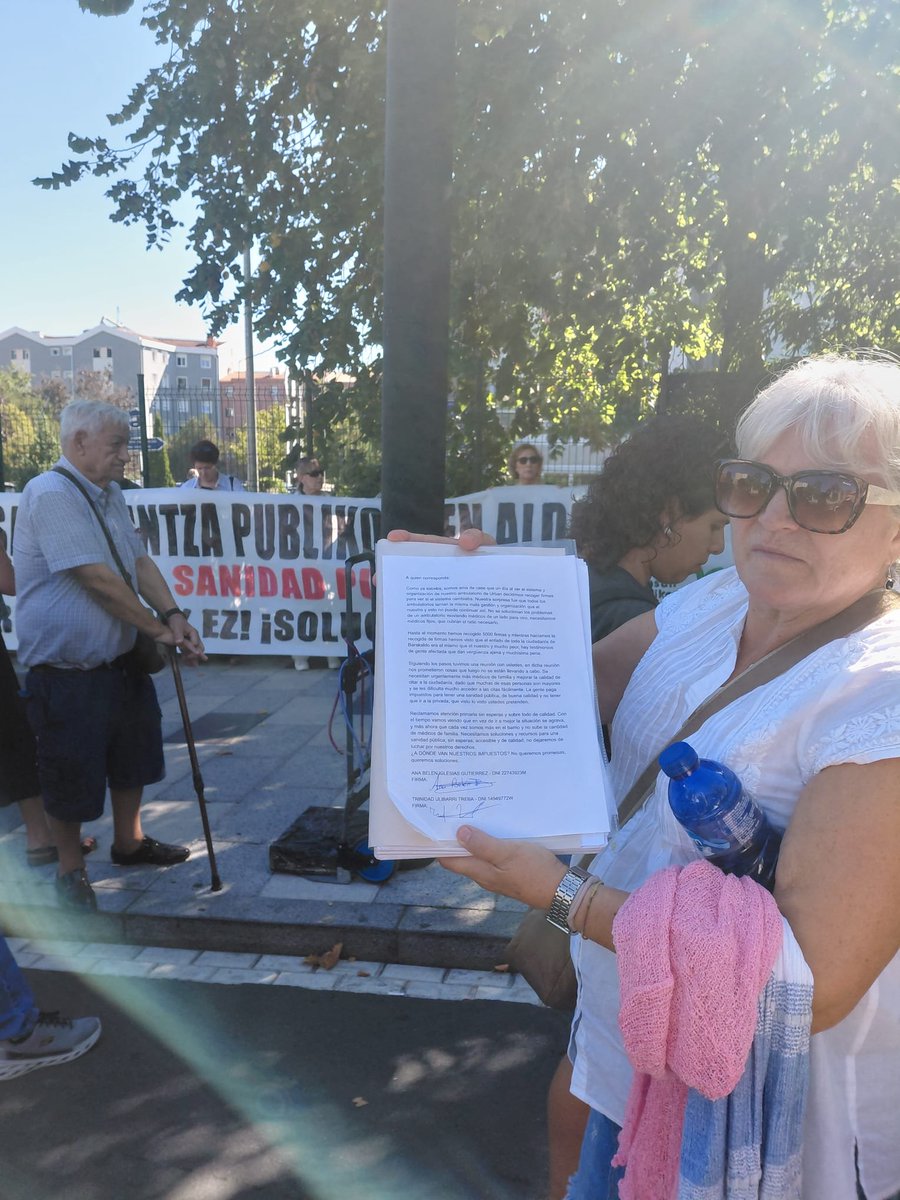 EHBilduBaraka's tweet photo. 🏥 Gaur Barakaldo osasungintza publiko duinaren alde mobilizatu da. Lan boluntarioz jasotako 5.000 sinadura  entregatu dira ESIan zerbitzu duinak eskatzen.

🫁 Porque la salud no tiene lista de espera. 5.000 firmas entregadas en la OSI a favor de la salud pública. Aupa zuek! https://t.co/RKt6BpNPx2