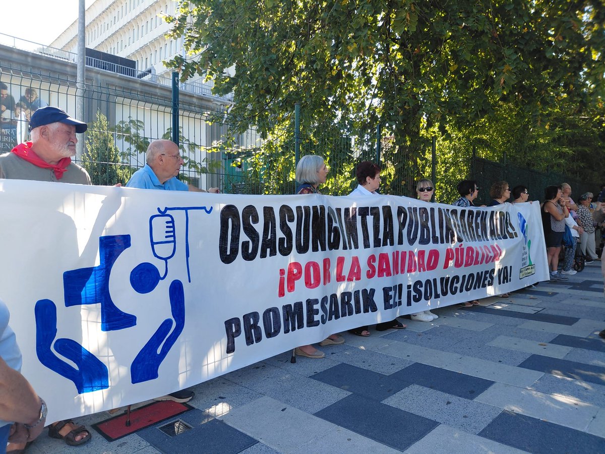 EHBilduBaraka's tweet photo. 🏥 Gaur Barakaldo osasungintza publiko duinaren alde mobilizatu da. Lan boluntarioz jasotako 5.000 sinadura  entregatu dira ESIan zerbitzu duinak eskatzen.

🫁 Porque la salud no tiene lista de espera. 5.000 firmas entregadas en la OSI a favor de la salud pública. Aupa zuek! https://t.co/RKt6BpNPx2