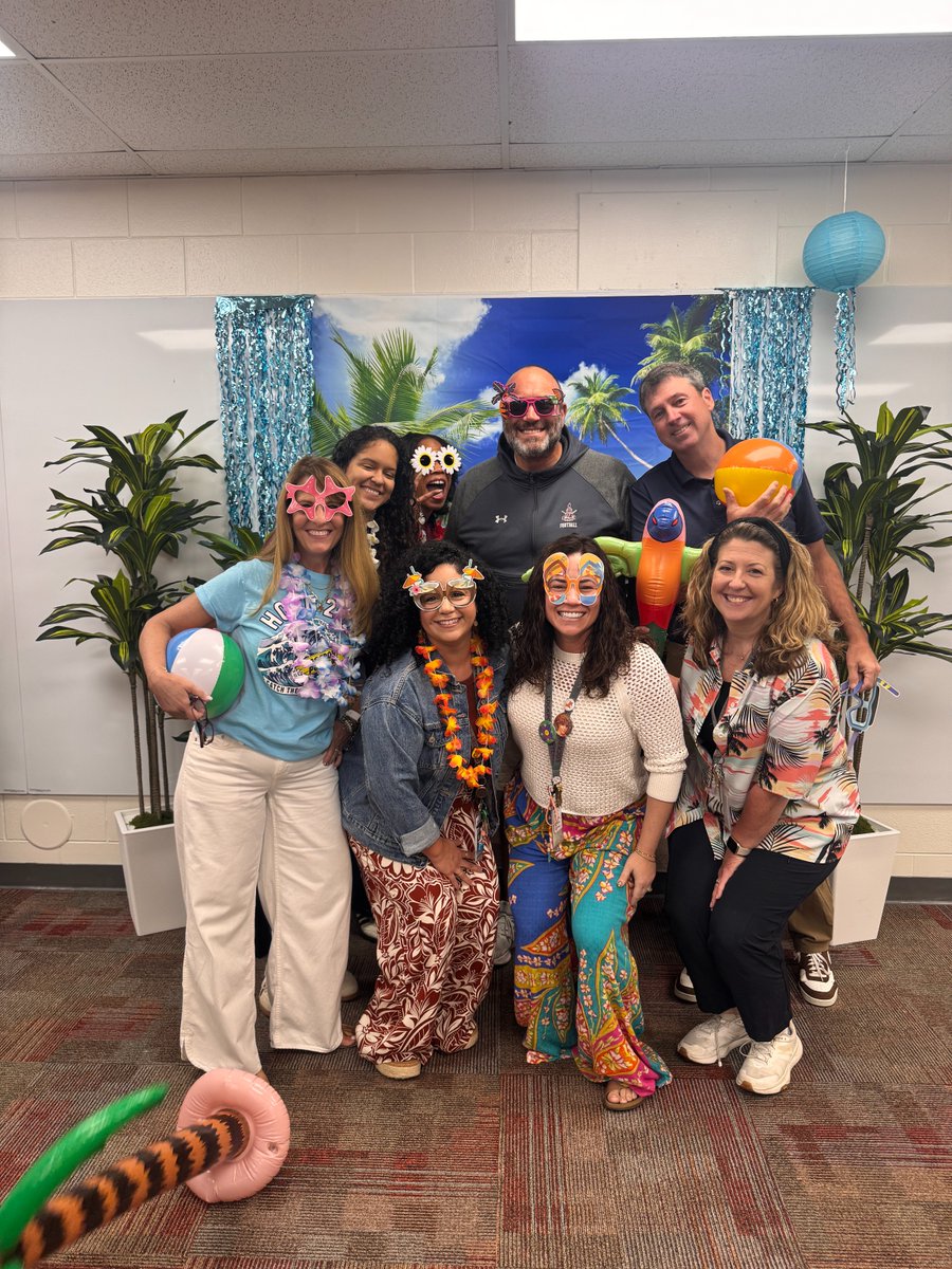 LockportHS205's tweet photo. 🌴 Yesterday, our students & staff got in on the tropical fun! 🌺😎We’re loving the school spirit as they embraced the tropical theme & gathered for fun photos. Just another way our Porter Pride is making its way around our campuses!
#PorterPride
#BestTogether https://t.co/IRvnJ0XiSf