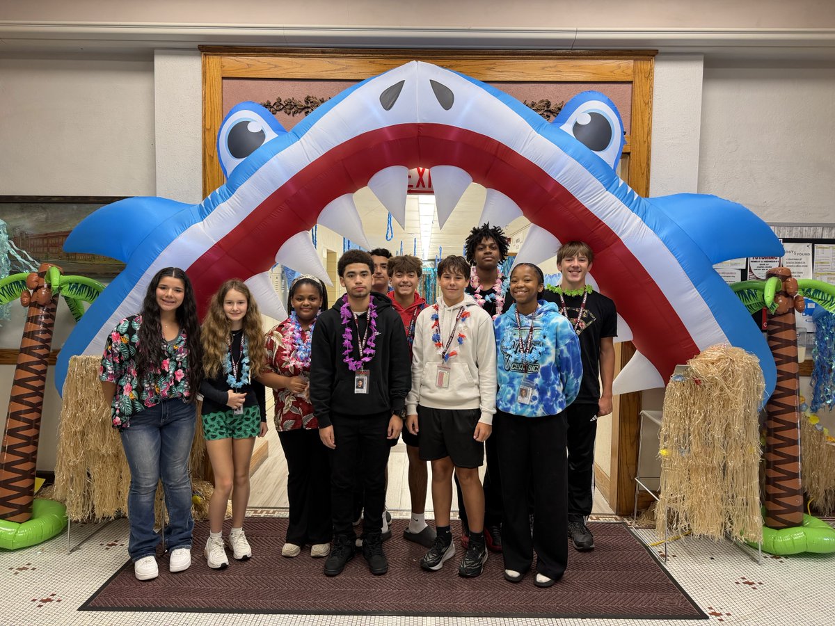 LockportHS205's tweet photo. 🌴 Yesterday, our students & staff got in on the tropical fun! 🌺😎We’re loving the school spirit as they embraced the tropical theme & gathered for fun photos. Just another way our Porter Pride is making its way around our campuses!
#PorterPride
#BestTogether https://t.co/IRvnJ0XiSf