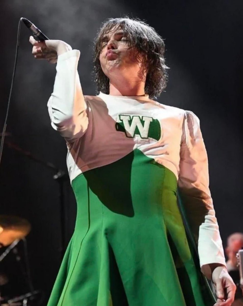 CALLMETREM0R's tweet photo. the outfit in question. https://t.co/xuYTCnLtza