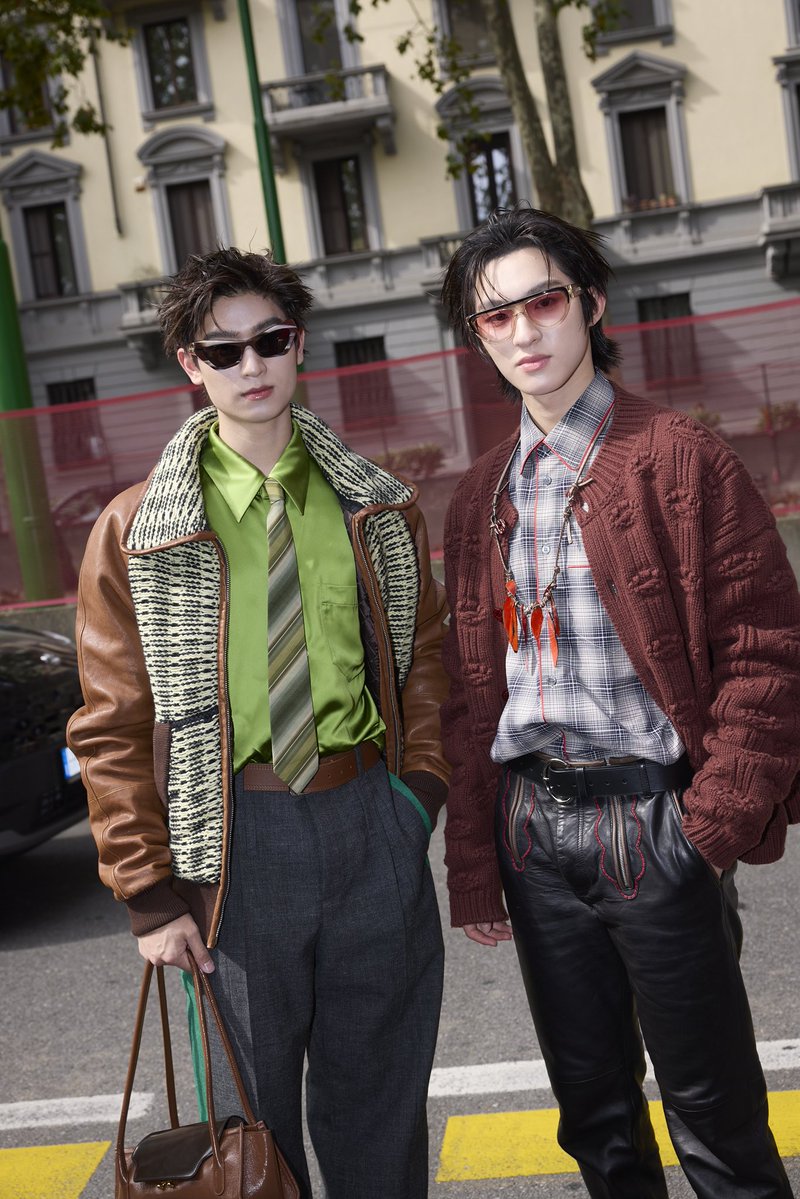 TrendyUpdate_th's tweet photo. MARNI MOOD, THOMAS KONG STYLE. ✨🇮🇹

พาส่องลุค “โทมัส–ก้อง” จาก Milan Fashion Week ในฐานะแขกคนสำคัญของ Marni ร่วมชมโชว์ Marni Spring/Summer 2027 กับสองลุคที่ต่างคาแรกเตอร์ แต่ยังคงกลิ่นอายของ Marni ได้อย่างชัดเจน 

💚  โทมัสมาในลุค preppy meets playful กับเสื้อเชิ้ตสีเขียวสด เลเยอร์ด้วยแจ็กเก็ตหนังดีเทล Knitwear และกางเกงทรงกว้าง ขณะที่ก้องเติมความ eclectic & effortlessly cool ด้วย Knit Cardigan โทน Burgundy แมตช์กับ Plaid Shirt และ Leather Trousers 👖

❤️ สองลุคที่แตกต่างแต่ลงตัว ถ่ายทอดเสน่ห์ของ Marni ผ่าน layering, unexpected colour combinations และ distinctive silhouettes ได้อย่างมีสไตล์ 👔

THOMAS KONG MFW SS27 
#MARNIxTHOMASKONG
#ThomasKong #โทมัสก้อง
#tthomastc #kongjiro
#Marni #MarniSS27