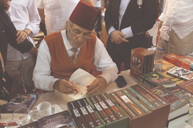 malikejder's tweet photo. Yunan'ın barbarlığını yeni duyanlar ve yeni başlayanlar için kitap tavisiyesi:

📌Yunan Mezalimi - Türkün Siyah Kitabı, Kadir Mısıroğlu / 1966 

Muhtemelen Türkiye'de Yunan'ın soykırımını anlatan ilk kitapı yazan Kadir Mısıroğlu'nu birileri "Yunan destekçisi" ilan etti.

Sırf ironi yaptı diye..