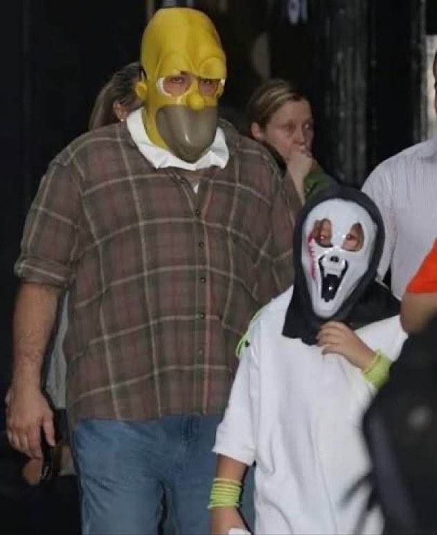 Indie5051's tweet photo. james gandolfini disfrazado como Homero simpson para halloween (2009) https://t.co/bHfkpLuTrc