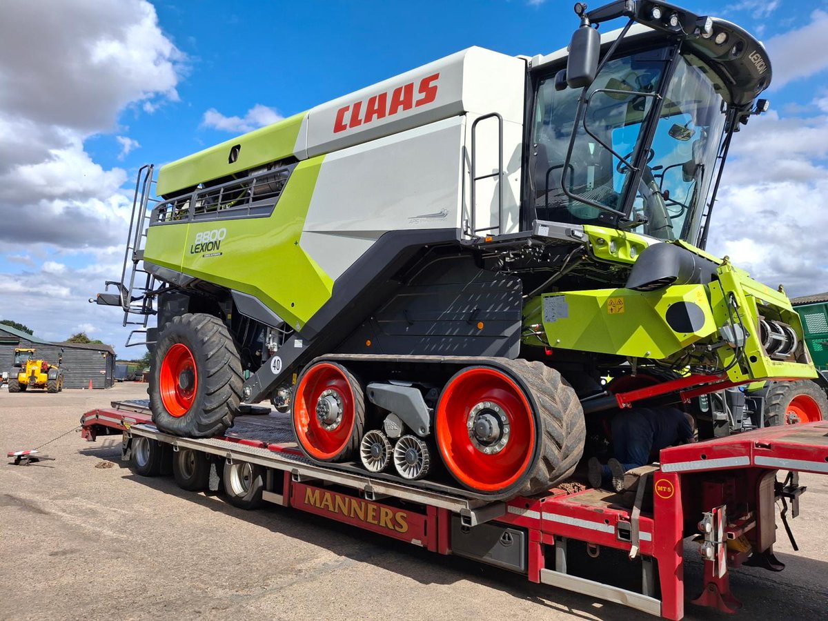 oliveragri's tweet photo. Big beast loaded: Used @CLAAS_UK LEXION 8800 with full CEMOS Automatics and CONVIO FLEX 1230 cutterbar prepared and loaded ready for delivery from OLIVERS Luton. https://t.co/dFLTaHzsJx