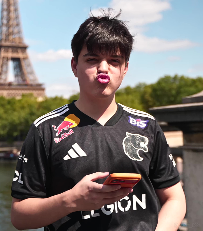 Ozzny_CS2's tweet photo. molodoy named his TOP 3 best players from specific countries:

🇷🇺 Russia: 
> donk, m0NESY, Boombl4

🇩🇰 Denmark: 
> dev1ce, dupreeh and gla1ve

🇧🇷 Brasil:
> FalleN, KSCERATO, yuurih

🇫🇷 France:
> ZywOo, apEX, RpK https://t.co/1PWP4kM0O6