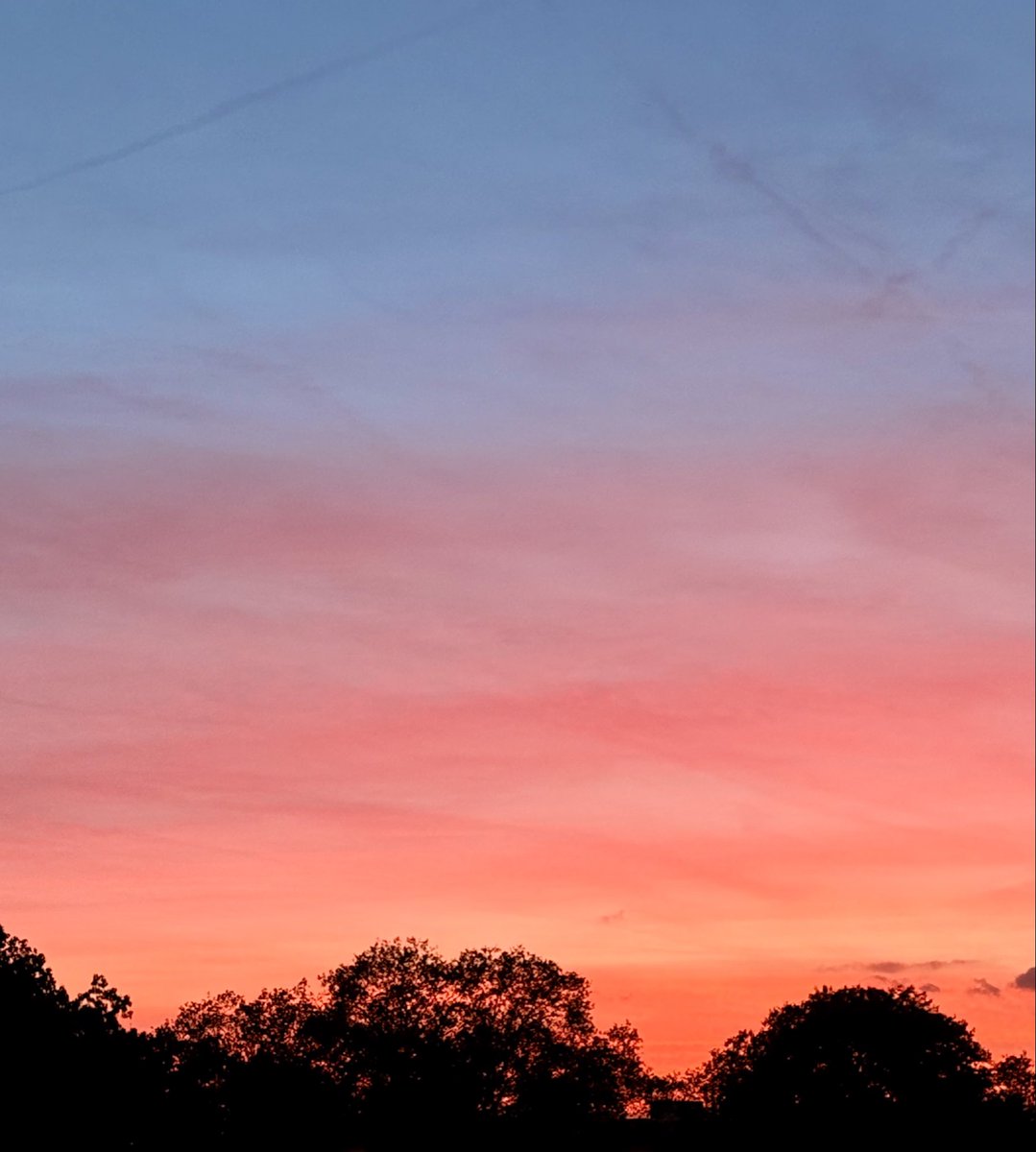 Silabrei's tweet photo. Stadthimmel, gerade. 🌅
Kommt später gut in und durch die Nacht. ✨ https://t.co/neLtz5IViF