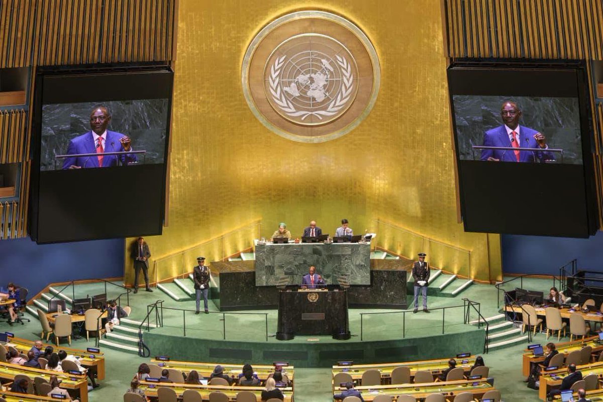 MoDuale's tweet photo. #Somalia’s President addressed an almost empty UN chamber, while members of his own delegation appeared to be dozing. Once again, he asked the world for help with famine and security. those empty seats send a message: the world is tired of Somalia’s repeated appeals for aid . https://t.co/8WVcL9r1Ag