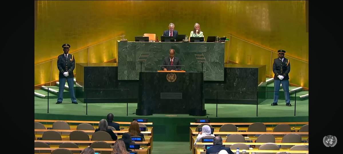 MoDuale's tweet photo. #Somalia’s President addressed an almost empty UN chamber, while members of his own delegation appeared to be dozing. Once again, he asked the world for help with famine and security. those empty seats send a message: the world is tired of Somalia’s repeated appeals for aid . https://t.co/8WVcL9r1Ag
