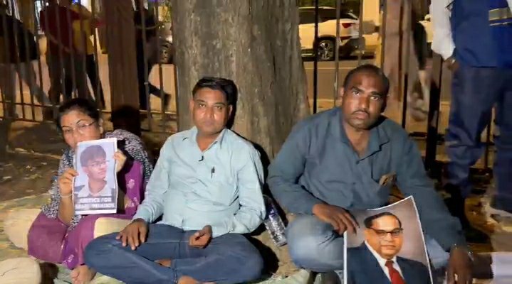 KraantiKumar's tweet photo. साहिल वकोडे के माता पिता ने मुंबई के आजाद मैदान में अपने बेटे को न्याय दिलाने के लिए अनशन पर बैठे हैं.

IIT Bombay के बाहर अनशन शुरू करने वाले थे लेकिन पुलिस ने इजाजत नही दी.

आजाद मैदान पर एक चादर बिछा कर अनशन पर बैठे हैं. https://t.co/pGwvhE5ovB