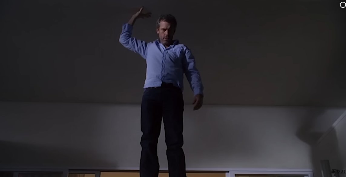 reha37's tweet photo. House M.D. 4. sezondan sonra o kadar karanlık bir psikolojiye ulaştı ki açılışta introyu göstermeyi bıraktılar, birkaç saniyeliğine logo gelip pat diye diziye giriyordu. 

Intro müziği de dizi için müthişti ama dizinin başlangıç versiyonu için uygundu. İlk 4 sezon ile ikinci 4 sezon inanılmaz farklı. İlk sezonlar vaka çözümü odaklı. Sonraki sezonlar House M.D.'nin ağrıları, depresyonu, bencilliği, yalnızlığı odaklı.

İnanılmaz olan; ilk sezonlardaki House ile sonraki sezonlardaki aynı kişi. Yine vaka çözüyor, yine şaşırtıyor, yine eğlendiriyor, yine kızdırıyor. Ama ilk sezonlarda olayların çözümüne odaklanırken, sonrakilerde House'un psikolojisine empati yapıyorsun.