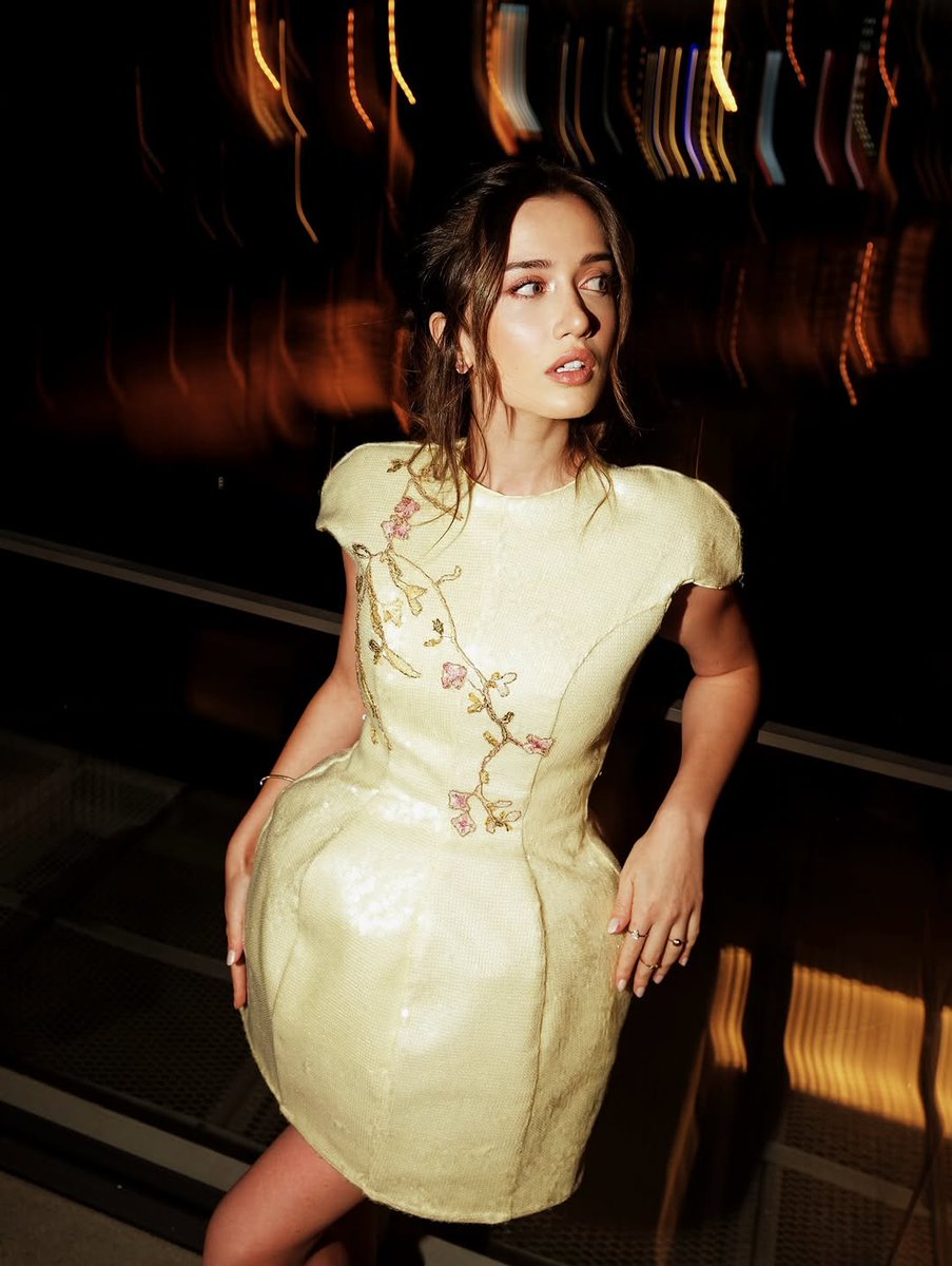 01Alsham's tweet photo. I’m tired of praising her beauty—it somehow gets even more stunning every single day. 😭💛🍯
#arafta #IlsuDemirçi https://t.co/fmhV34o46T