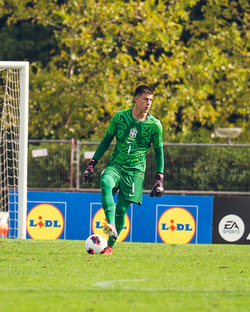AthleticoPR's tweet photo. 🇧🇷🌪️ Com quatro piás do Caju, Seleção Brasileira Sub-17 goleia o Canadá na estreia do Torneio da Amizade UEFA!

O goleiro Arthur Sehn, o lateral-direito Marcos Pesseti, o meia Léo Cerci e o atacante Bryan foram titulares na vitória por 6 a 0 sobre os canadenses. 

🔜 A seleção volta a campo no domingo para enfrentar a Espanha, novamente em Nyon. 

Bem demais, piazada! 👏 

📸 Fabio Souza/CBF