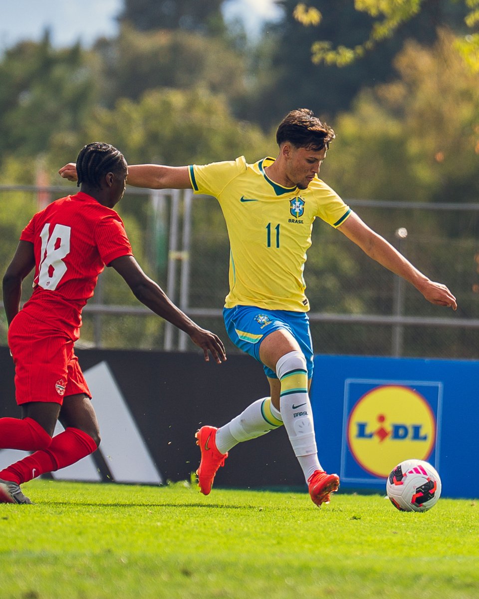 AthleticoPR's tweet photo. 🇧🇷🌪️ Com quatro piás do Caju, Seleção Brasileira Sub-17 goleia o Canadá na estreia do Torneio da Amizade UEFA!

O goleiro Arthur Sehn, o lateral-direito Marcos Pesseti, o meia Léo Cerci e o atacante Bryan foram titulares na vitória por 6 a 0 sobre os canadenses. 

🔜 A seleção volta a campo no domingo para enfrentar a Espanha, novamente em Nyon. 

Bem demais, piazada! 👏 

📸 Fabio Souza/CBF