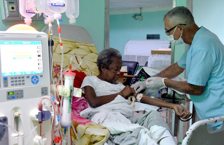 MINSAPCuba's tweet photo. 🔴🏥 Dennise Ibarra lleva 10 años en hemodiálisis en el Instituto de Nefrología "Dr. Abelardo Buch López". 3 veces por semana. Y ni el bloqueo de EE.UU. ni la escasez han impedido que reciba su tratamiento. "Nunca he regresado a casa sin mi procedimiento." 

#CubaNoEsUnaAmenaza https://t.co/5KPQaUxRxV