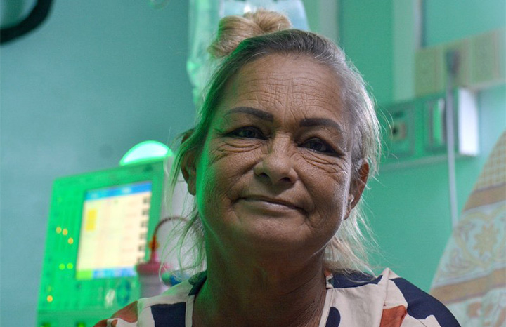 MINSAPCuba's tweet photo. 🔴🏥 Dennise Ibarra lleva 10 años en hemodiálisis en el Instituto de Nefrología "Dr. Abelardo Buch López". 3 veces por semana. Y ni el bloqueo de EE.UU. ni la escasez han impedido que reciba su tratamiento. "Nunca he regresado a casa sin mi procedimiento." 

#CubaNoEsUnaAmenaza https://t.co/5KPQaUxRxV