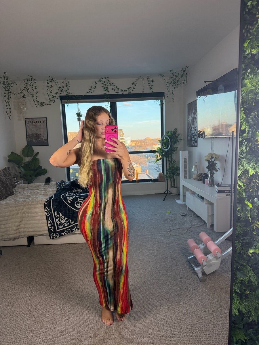 xemileexo's tweet photo. Even in a dress the shape is still visible https://t.co/N0J98OUynM