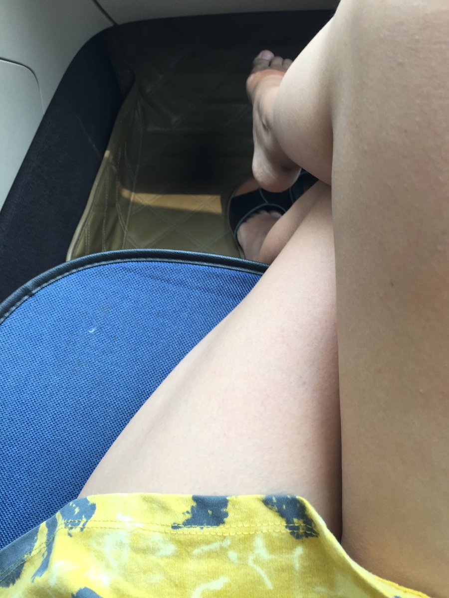 sshaofu's tweet photo. 夏天的好处之一就是可以真空出门，打个顺风车，给司机点福利
#真空 #短裙 #福利 #露出 https://t.co/ORaDOFcU7J