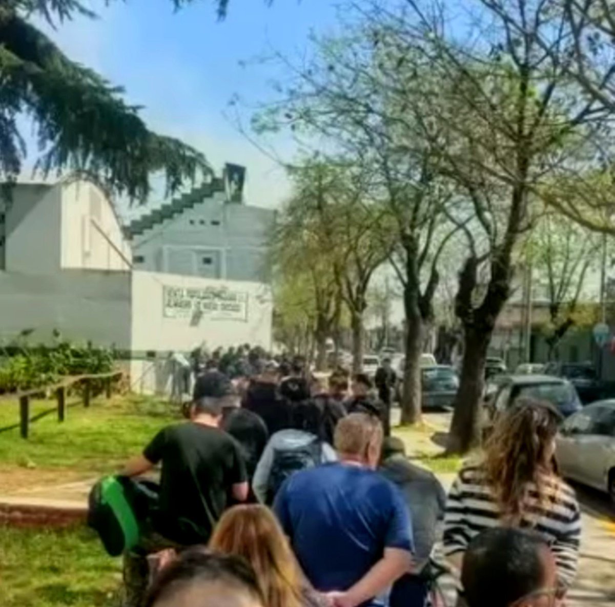 Belzenobio's tweet photo. 🟢⚫️ ¡Comenzó la Venta de Entradas para Chicago ! 

La gente de #NuevaChicago ya se encuentra haciendo la fila para sacar su entrada para el partido ante Almagro el domingo en José Ingenieros.
📸 Alexis Oviedo, Pelado Ariel, @AbyGuimil https://t.co/OUya2TvnwI