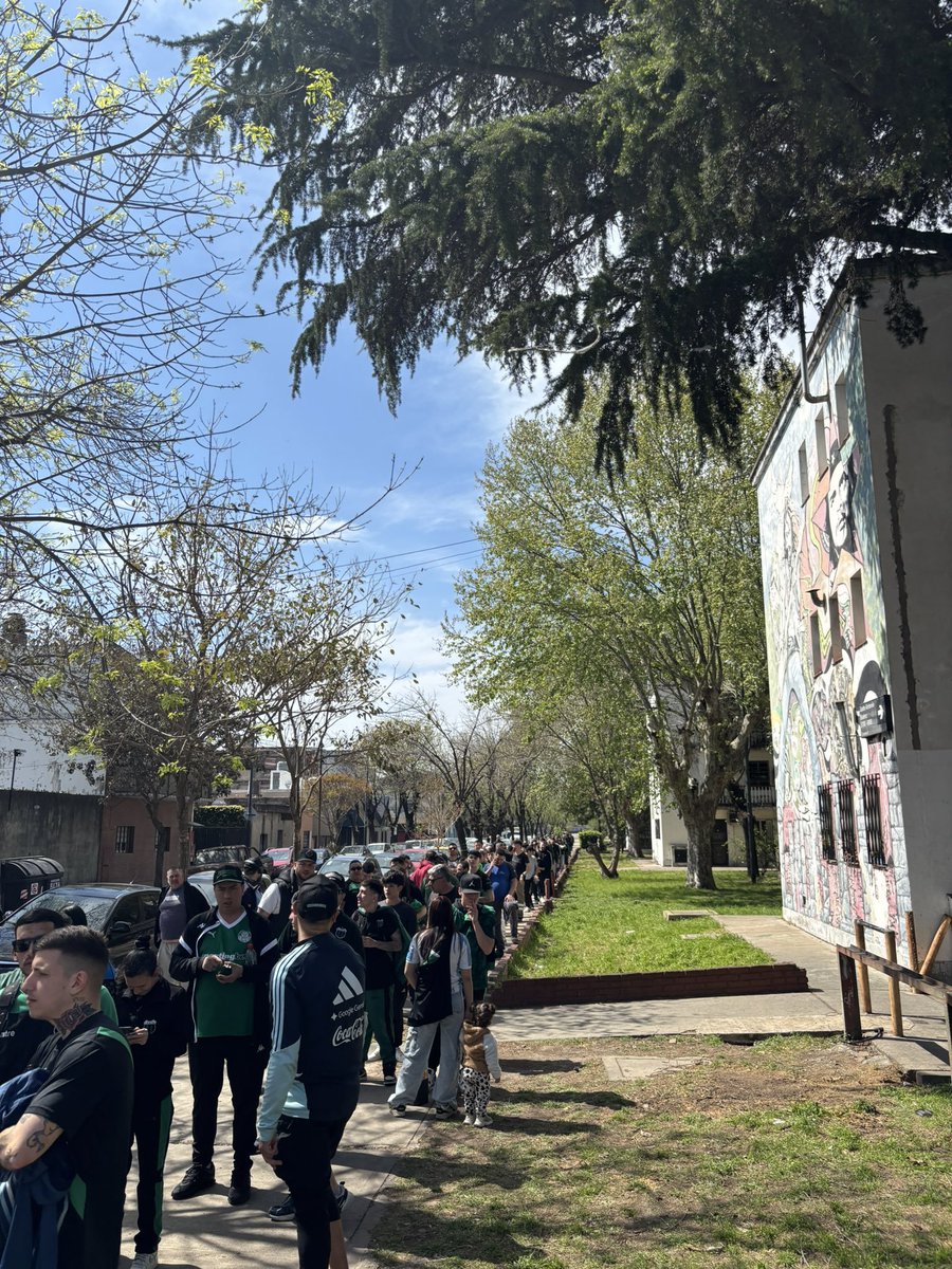 Belzenobio's tweet photo. 🟢⚫️ ¡Comenzó la Venta de Entradas para Chicago ! 

La gente de #NuevaChicago ya se encuentra haciendo la fila para sacar su entrada para el partido ante Almagro el domingo en José Ingenieros.
📸 Alexis Oviedo, Pelado Ariel, @AbyGuimil https://t.co/OUya2TvnwI