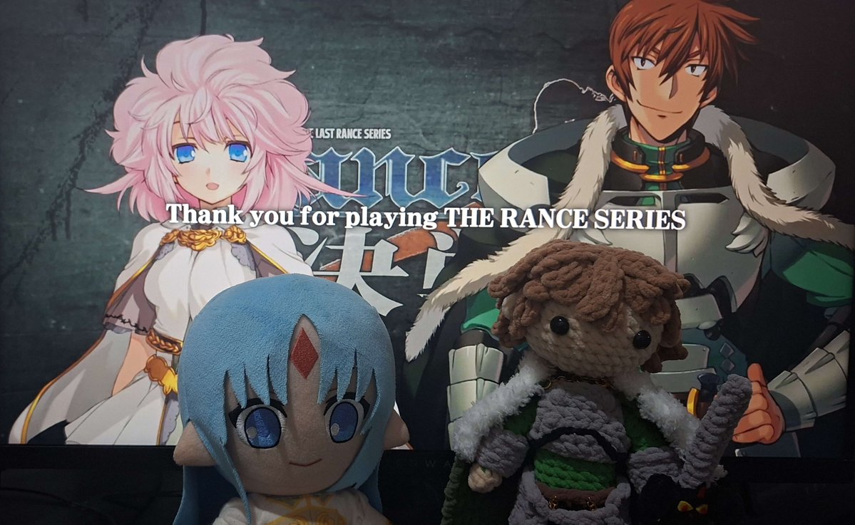 na1an_'s tweet photo. depois de quatro anos, eu finalmente terminei Rance

é até estranho tentar colocar em palavras o quão importante essa história foi pra mim nos últimos anos, especialmente quando boa parte das minhas postagens aqui eram edições idiotas com o objetivo de fazer outros conhecerem os jogos, e de tanto fazer isso eu meio que acabei virando um elemento que surge na mente das pessoas quando elas pensam em Rance mesmo sem nunca ter entrado muito a fundo publicamente no assunto: por que é que eu gosto tanto de Rance? e a resposta é mais simples do que parece: amor
sei que é algo meio difícil de ser feito dada toda a reputação em torno da franquia, mas quando você aceita olhar Rance pelo o que ela realmente é além daquelas mesmas piadas repetidas, você vai encontrar o que é na verdade o trabalho da vida de várias pessoas que se dedicaram durante 30 anos seguindo uma filosofia de serem completamente livres pra colocar tudo que amavam dentro da franquia, e isso é algo evidente pra qualquer um que tenta dar uma chance pra Rance, é uma história que se reinventa a cada jogo de tantas maneiras diferentes, as vezes até de formas negativas mas que só acabam corroborando com a ideia de que eles simplesmente fazem o que o coração deles quer sem se preocupar se vai ser bem aceito ou não
uma das coisas que eu mais gosto de fazer é escutar pessoas apaixonadas falarem sobre as coisas que elas amam, a paixão de alguém que ama transborda pra quem tá ao redor dela e acaba fazendo a pessoa amar aquilo também, e Rance pra mim é basicamente isso, são décadas de puro amor sendo colocado pelos artistas, escritores, compositores, e esse amor reverberou pra dentro de mim
essa dinâmica que eu tive durante todos esses anos com Rance de sentir o amor contido nele sendo refletido de volta também me fez ver como arte realmente é um espelho do que já tem dentro das nossas almas, porque nesse período de tempo eu passei por muitas coisas, algumas experiências não foram tão boas assim e eu me arrependo amargamente de outras que fiz, e sempre que eu tentava ler Rance nesses momentos era um sentimento estranho de que não era exatamente o Rance que eu gostava, era como se estivesse faltando algo mesmo sem ter mudado nada no jogo, e é até engraçado pensar que Rance foi responsável por me fazer experienciar com mais clareza o que dizem sobre arte ser um reflexo nosso, porque foi com ele que deu pra notar como a minha habilidade de sentir paixão e ver o amor nas coisas ao meu redor era afetada diretamente pelo quanto eu estava me amando naquele momento, que entra em outro assunto sobre a percepção individual de cada um não só sobre arte mas sobre si mesmo também
eu sou uma pessoa que consegue criar uma conexão emocional muito forte com arte num geral, e isso obviamente afeta como eu vejo as coisas, como eu interpreto e o quanto vai me impactar, então não é errado dizer que é muito difícil de outros verem o mesmo Rance que eu vejo, esse Rance que exala amor, que influenciou a forma como eu busco interagir com arte, e que como personagem também influenciou como eu vejo a mim mesmo
a única coisa que me impede de me ver como um maluco falando dessa forma e de achar que outros não conseguiriam ver esse mesmo Rance que eu vejo porque eu conheço pessoas que também foram tocadas por esse amor que exala de dentro dele, pessoas ao redor do mundo que também se dedicaram a aprender uma língua nova do zero exclusivamente pra ler mais Rance, pessoas que terminaram a franquia e mesmo depois de anos só conseguem falar de Rance, artistas que só conseguem se sentir confortáveis desenhando ilustrações de Rance, e pessoas que estão por aí tentando criar algo tão grandioso quanto Rance
Rance se tornou um dos motivos pro coração de cada uma dessas pessoas continuar batendo, é como se cada um dos leitores tivesse o sangue do Rance correndo nas veias, e isso só serve como prova pra mim do quão incrível essa franquia pode ser, e o quão forte o amor colocado nela é
eu espero muito que meu amor por Rance continue sendo sentido por aqueles ao meu redor através da forma empolgada e apaixonada que eu falo sobre a franquia e que convença cada vez mais pessoas a darem uma chance pro que é a história feita com mais amor que eu conheço

Rance X foi a conclusão com chave de ouro que todo fã iria querer que sua obra favorita recebesse, sou muito grato por ter experienciado isso

e pra quem ainda tem dúvidas, sim, Rance matou Umineko.