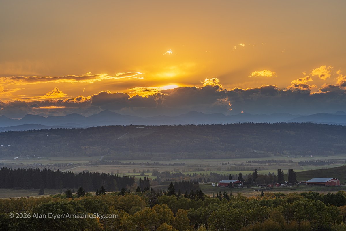 amazingskyguy's tweet photo. It was a fine evening, on the first day of autumn, to be in the Alberta foothills, for sunset and moonrise. These were from the @RAOastronomy Observatory on a special "open house" night just for members of the @CalgaryRASC. A good time was had by all! https://t.co/UFzGsQd6WZ