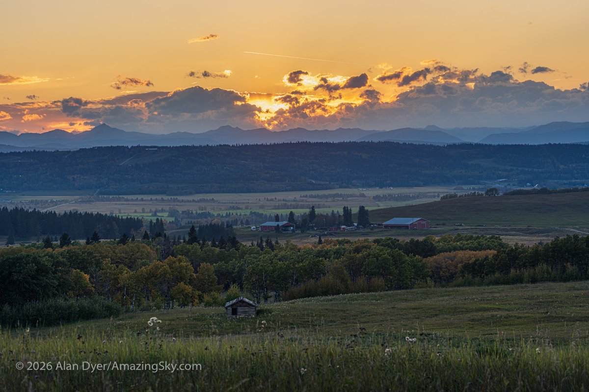 amazingskyguy's tweet photo. It was a fine evening, on the first day of autumn, to be in the Alberta foothills, for sunset and moonrise. These were from the @RAOastronomy Observatory on a special "open house" night just for members of the @CalgaryRASC. A good time was had by all! https://t.co/UFzGsQd6WZ