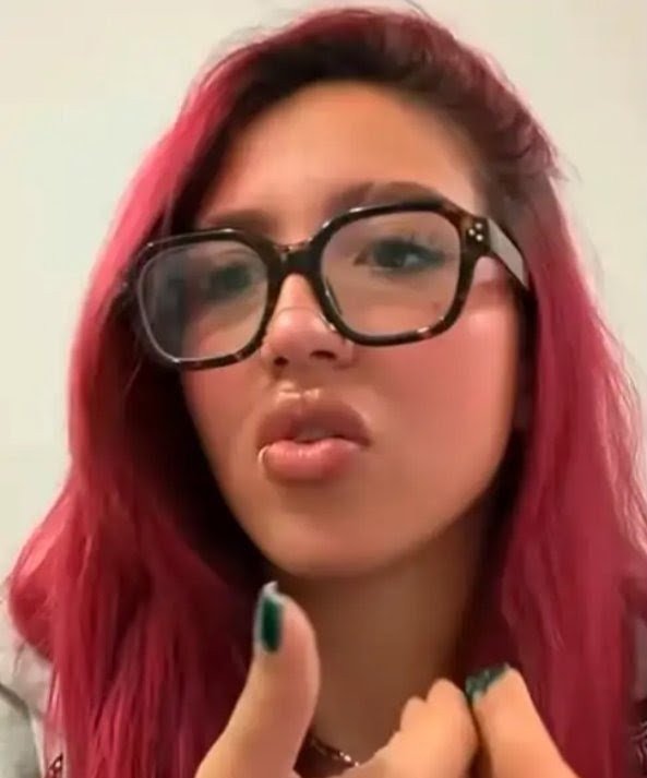 Booker26840737's tweet photo. Michelle Onetto conocida en redes como  Ñengo, fue despedida por su agencia de representación . https://t.co/AGjEagPLcb