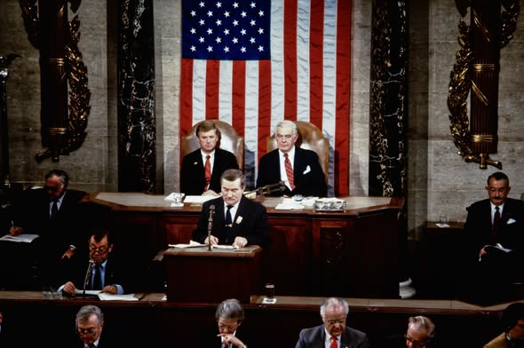 Vito82488734's tweet photo. Analfabeta Lech Wałęsa czyta z kartki w Kongresie USA. https://t.co/BqiHKUGuAd