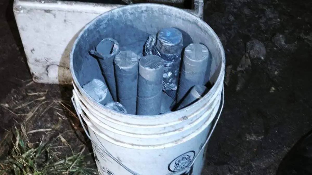 NovedadViolenta's tweet photo. La Policía de Jalisco y DEFENSA aseguraron un campamento en San Francisco Ixcatán, Zapopan. El grupo TEDAX desactivó mediante disparo controlado 25 espoletas para drones y 10 explosivos tipo niple encontrados en el lugar. https://t.co/Cga962eQeg