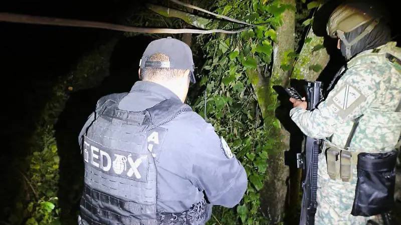NovedadViolenta's tweet photo. La Policía de Jalisco y DEFENSA aseguraron un campamento en San Francisco Ixcatán, Zapopan. El grupo TEDAX desactivó mediante disparo controlado 25 espoletas para drones y 10 explosivos tipo niple encontrados en el lugar. https://t.co/Cga962eQeg
