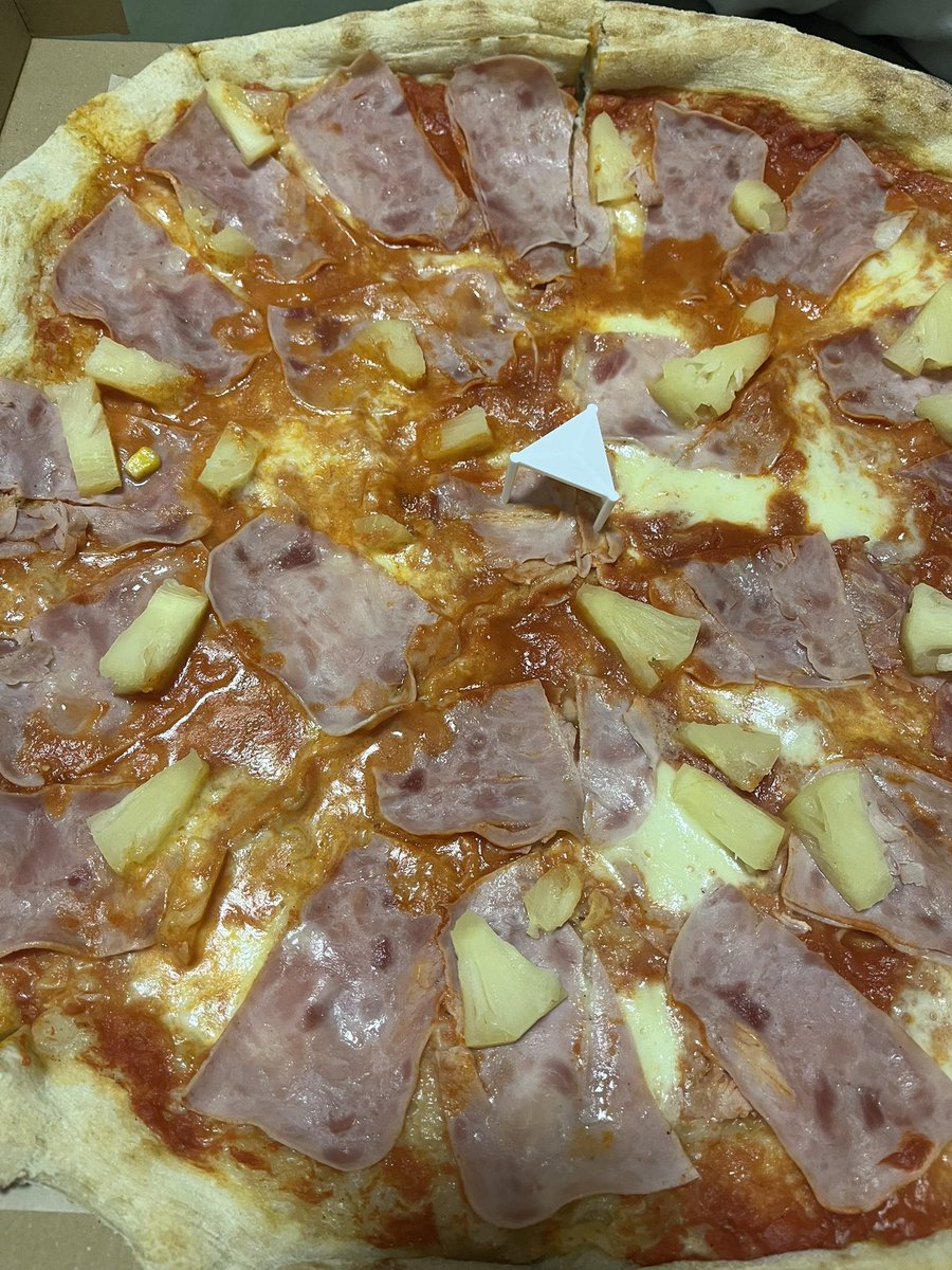 deedeepup_vt's tweet photo. PINEAPPLE BELONGS ON PIZZA https://t.co/IsxQEIJVHt