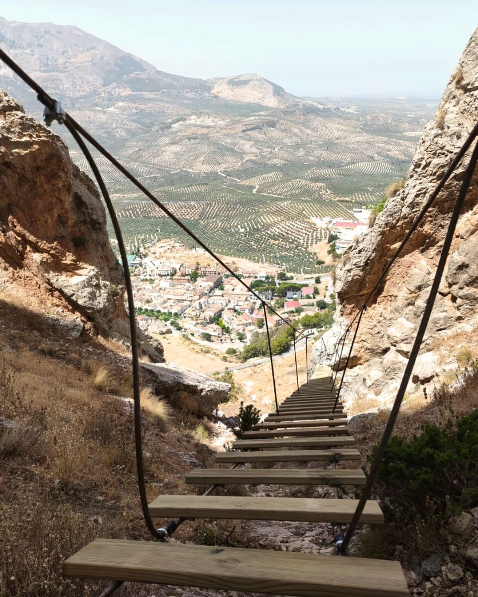 jaenturismo's tweet photo. 🧗‍♀️ Sierra Mágina también se vive en vertical. Si te apetece un plan de aventura con vistas, apunta estas vías ferratas en Jaén:

📍 Cambil
📍 Bedmar

#JaénParaísoInterior https://t.co/BH14uG3vGL