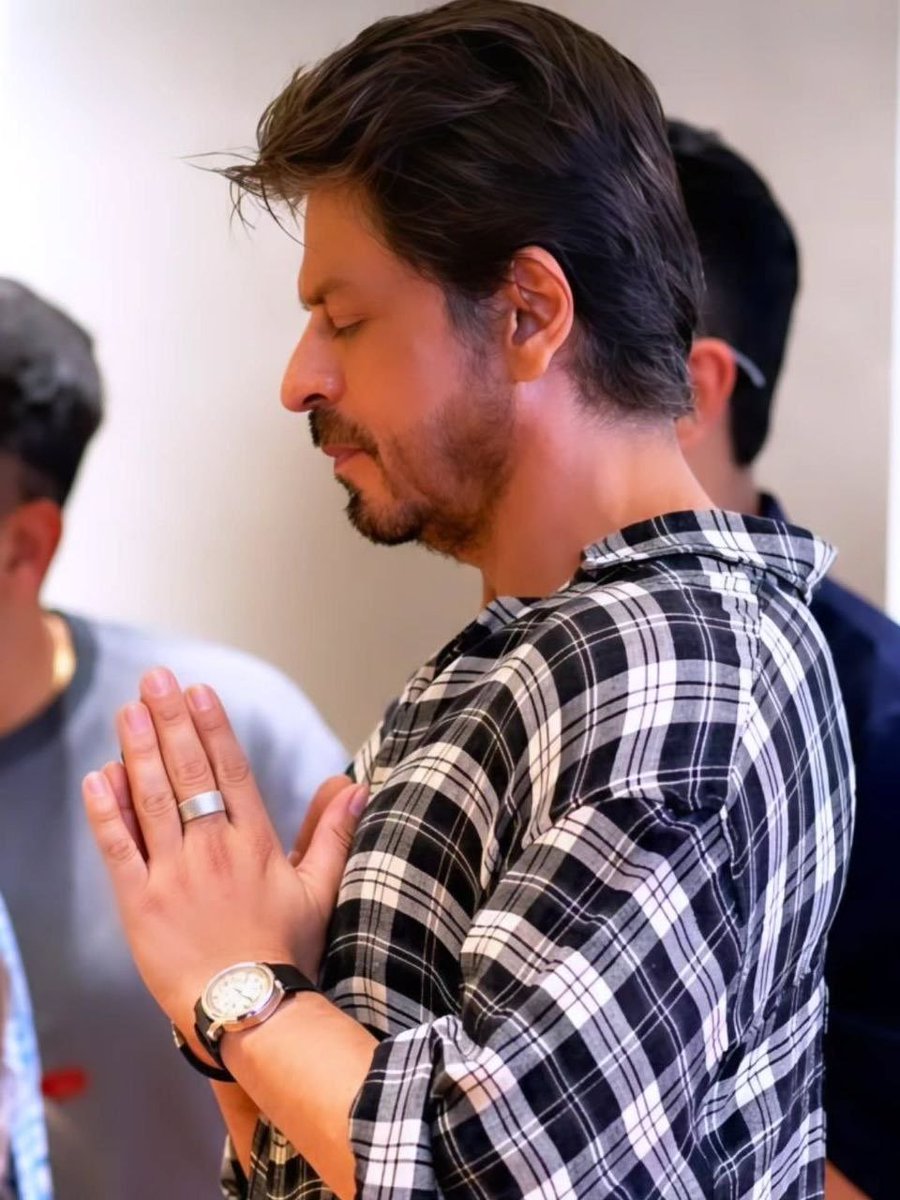 CineBuff2003's tweet photo. That charm, that smile, that effortless beauty — Shah Rukh Khan is simply in a league of his own. 👑❤️🔥
#KING #ShahRukhKhan #SRK #KingKhan #ItsKingTime https://t.co/2ukG5tQvwz