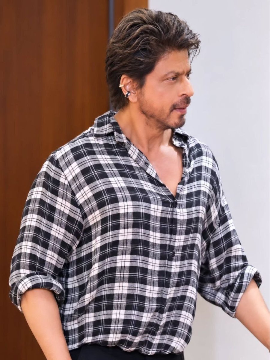 CineBuff2003's tweet photo. That charm, that smile, that effortless beauty — Shah Rukh Khan is simply in a league of his own. 👑❤️🔥
#KING #ShahRukhKhan #SRK #KingKhan #ItsKingTime https://t.co/2ukG5tQvwz