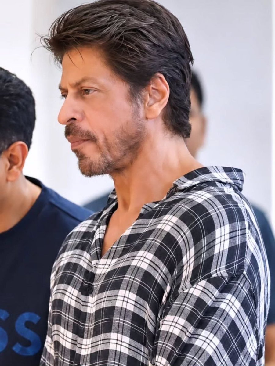 CineBuff2003's tweet photo. That charm, that smile, that effortless beauty — Shah Rukh Khan is simply in a league of his own. 👑❤️🔥
#KING #ShahRukhKhan #SRK #KingKhan #ItsKingTime https://t.co/2ukG5tQvwz