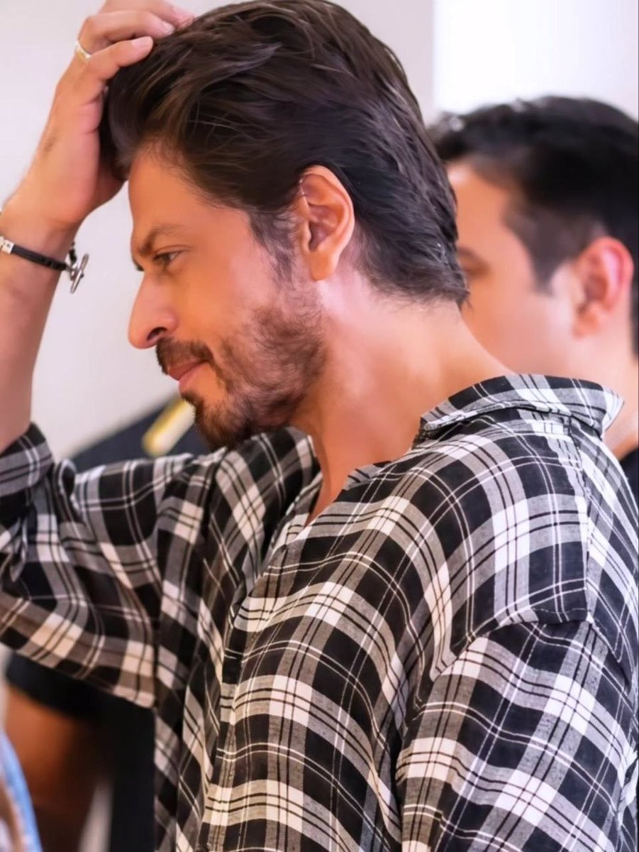 CineBuff2003's tweet photo. That charm, that smile, that effortless beauty — Shah Rukh Khan is simply in a league of his own. 👑❤️🔥
#KING #ShahRukhKhan #SRK #KingKhan #ItsKingTime https://t.co/2ukG5tQvwz