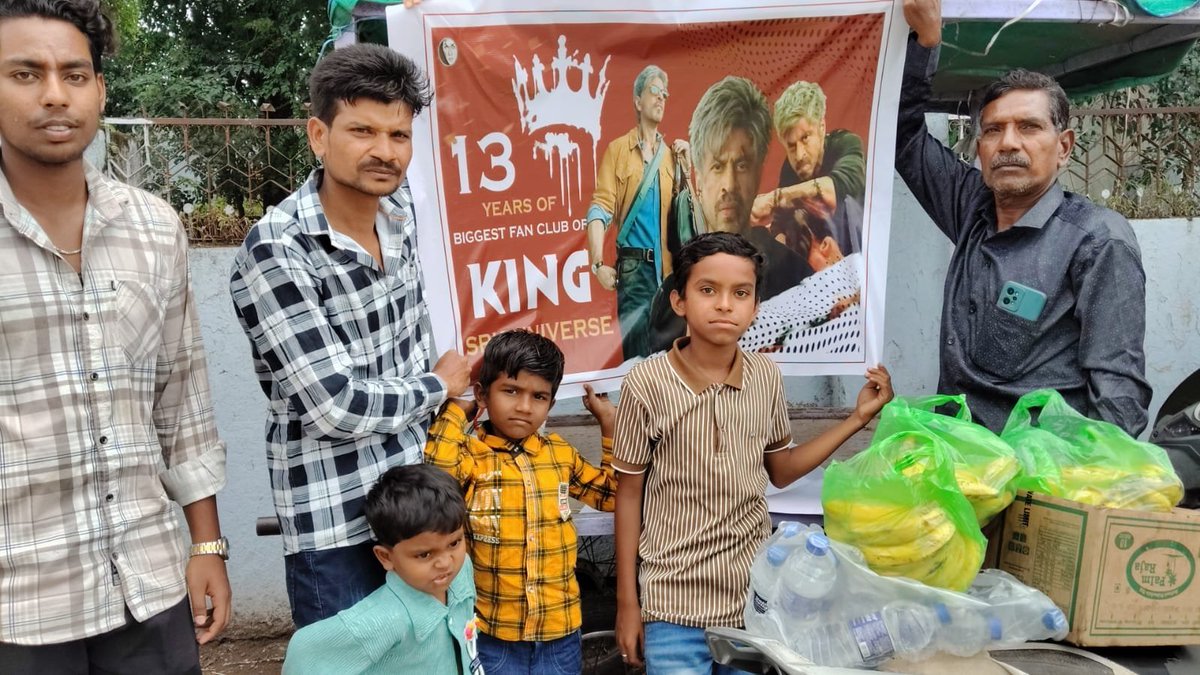 CineBuff2003's tweet photo. The love for KING keeps growing! SRK fans from #Osmanabad marked 3 months to KING and 13 years of SRK Universe with a beautiful act of kindness. ❤️👑
#13YearsofSRKUniverse
#KING #KINGTitleReveal #ItsKingTime #ShahRukhKhan #SRK #KingKhan #SRKUniverse https://t.co/ofex3z11KY