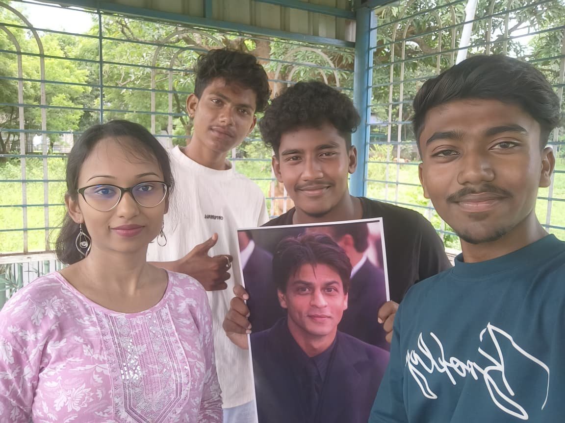 CineBuff2003's tweet photo. 13 years of spreading love and smiles! ❤️ #Asansol SRK fans celebrated with cake and shared essentials with the underprivileged. ✨
#13YearsofSRKUniverse
#KING #KINGTitleReveal #ItsKingTime #ShahRukhKhan #SRK #KingKhan #SRKUniverse https://t.co/o3svCdjM18