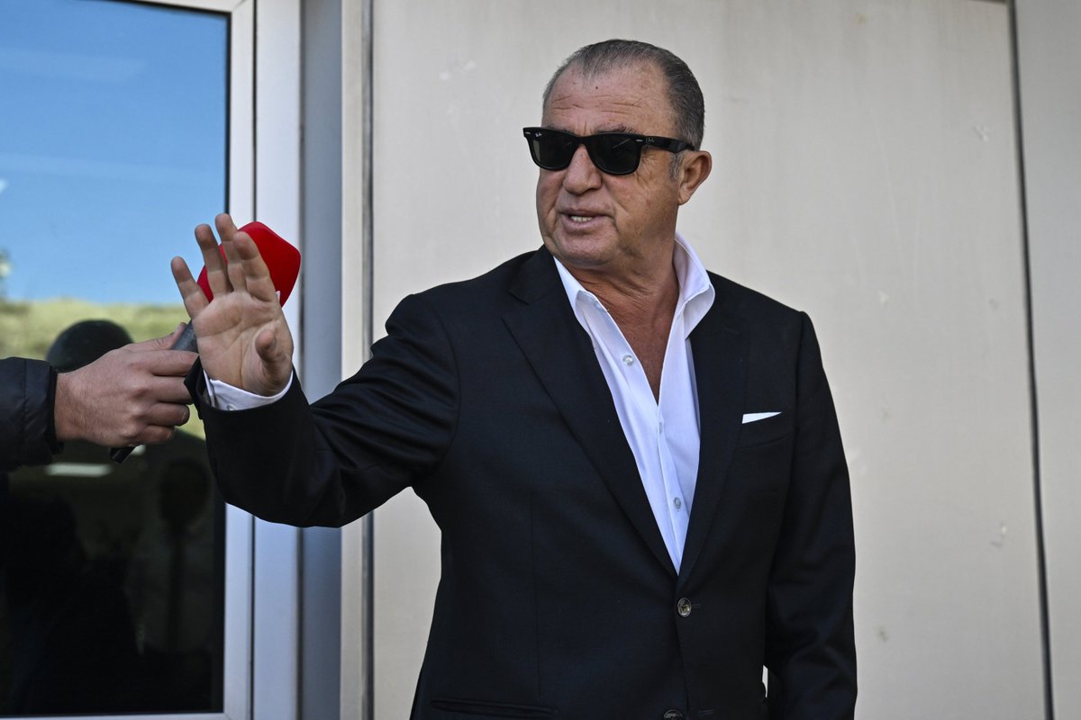 beehaber's tweet photo. Fatih Terim, sigara alışkanlığını bir doktorun tek cümlesiyle nasıl bıraktığını anlattı:

🔹 “2008 Avrupa üçüncülüğünden döndük.”

🔹 “Gribal bir durumum var, Bakırköy’de bir hastaneye gittim.”

🔹 “Nöbetçi bir hanımefendi doktor vardı.”

🔹 “‘Hocam madem geldiniz bir dinleyeyim sizi, gömleğinizi çıkarır mısınız?’ dedi.”

🔹 “Ben gömleği çıkarırken cebimden sigara, çakmak, makas hepsi yere düştü.”

🔹 “Ben yerde onları toplarken doktor hanım dedi ki: ‘Ya hocam, bir ülkeyle başa çıkacak iradeniz var, bununla mı başa çıkamıyorsunuz?’”

🔹 “Ben daha doğrulmadım, o vaziyette hepsini topladım, getirdim masaya koydum.”

🔹 “‘Peki hocam, ben de burada bırakıyorum’ dedim.”

🔹 “Geçti aşağı yukarı 18-19 sene.”

🔹 “Bilsem hiç başlamazdım, bir tane daha ağzıma koymadım.”

🔹 “Yemeğin tadını anlıyorum artık, koku müthiş, uyku çok önemli...”

🔹 “Hakikaten hiç yaşamamışız ya.”

🔹 “O mu bizi esir edecek?”
