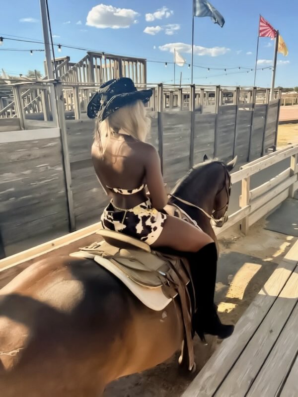 Bekahapplez's tweet photo. Could You Handle This Cowgirl? 🐴🤠 https://t.co/Rbypg1bJ8v