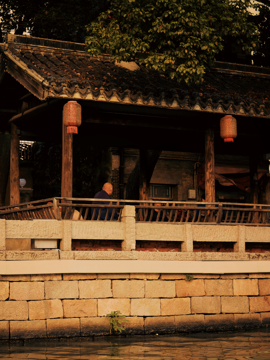 aprie110151's tweet photo. By the Zhuoshan Bridge, the evening breeze carries the scent of osmanthus and the soft clink of teacups. A quiet moment to slow down in the old alley.， https://t.co/WtnJOsYlDW