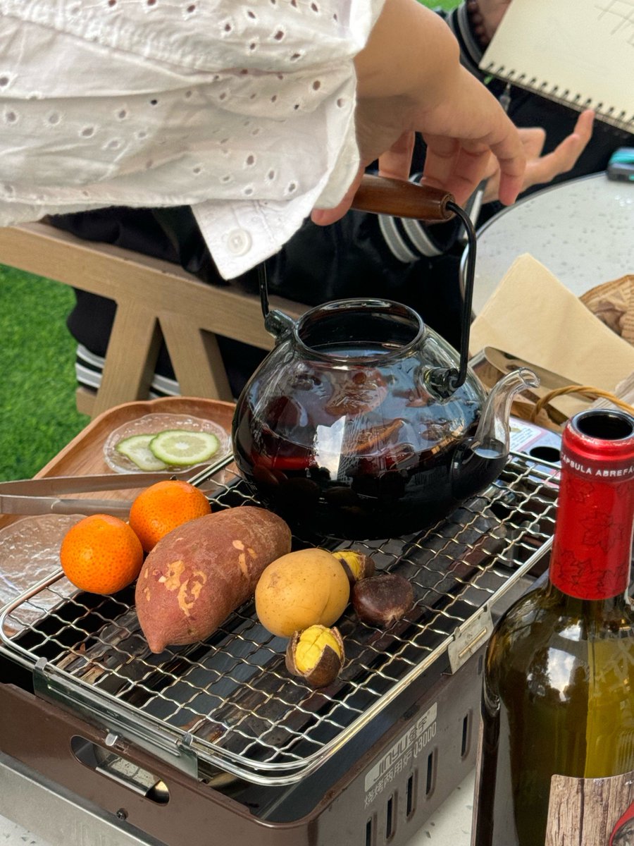 ArikaBlok's tweet photo. [ Christmas Eve special at the bistro: roasted turkey with cranberry sauce u0026 spiced mulled wine! Book your spot now for a cozy festive bite.  #ChristmasFood]， https://t.co/UG0BDbt9eB