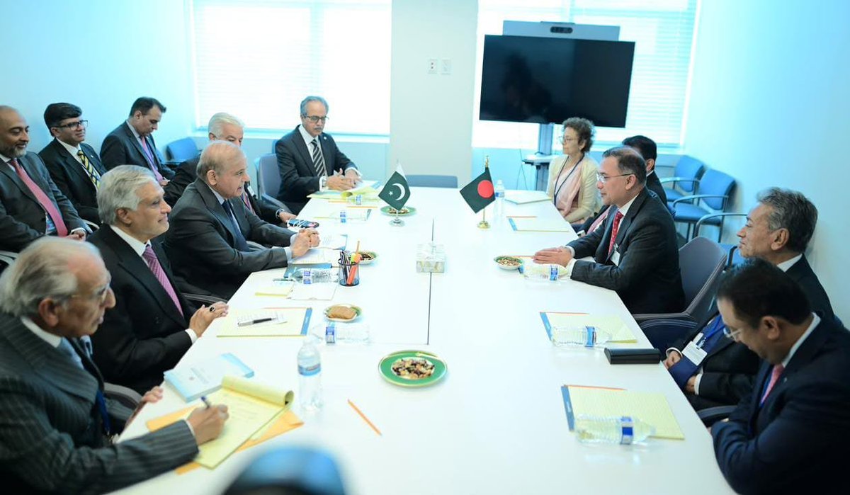 PakPMO's tweet photo. Prime Minister Muhammad Shehbaz Sharif meets PrimeMinister of the People's Republic of Bangladesh,https://t.co/esCJasFf9g.Tarique Rahman in New York. https://t.co/NyNBhXO4ta