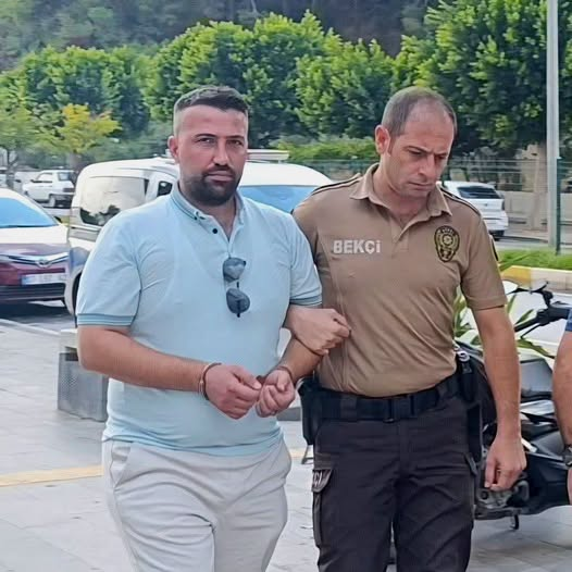 TOPRAK_2_'s tweet photo. 🔴 BİR İNSAN DÜŞÜNÜN…
Kasten öldürme suçundan 22 yıl 6 ay kesinleşmiş hapis cezası var. Kaçma suçundan da cezası bulunuyor.
Ama adam cezaevinde değil, servis direksiyonunda!
Ölmüş bir insanın ehliyetini kullanıyor, işe giriyor, otel servisi çekiyor, her gün insanların canını taşıyor.
Sonra ne oluyor?
Ve bütün bunlar, özel bir operasyonla değil, rutin bir trafik kontrolünde tesadüfen ortaya çıkıyor.
İnsan gerçekten çıldırıyor
22 YIL 6 AY KESİNLEŞMİŞ CEZASI OLAN BİR İNSANI SİSTEM NASIL BULAMIYOR?
Ölmüş birinin ehliyeti nasıl kullanılabiliyor?
Bu kişi nasıl işe alınabiliyor?
Kimlik kontrolü ve adli kayıt ve denetim nerede?
Herhangi bir yurttaşın bir evrakı eksik olsa sistem önüne duvar örüyor; hakkında onlarca yıllık kesinleşmiş hapis cezası bulunan biri ise insanların canını taşıyan aracın direksiyonuna kadar gelebiliyor.
Sonra “yakalandı” denilip geçiliyor.
Hayır, geçemezsiniz!
Sadece nasıl yakalandığını değil, BUGÜNE KADAR NASIL YAKALANMADIĞINI açıklamak zorundasınız!
Bu olay yalnızca bir suçlunun hikayesi değil;
DENETİM ZİNCİRİNİN NEREDE VE NASIL KOPTUĞUNUN HİKAYESİDİR! 
Mehmet Kaya...