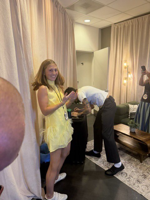 hsdaily's tweet photo. Harry backstage meeting a fan last night through Make A Wish at Madison Square Garden - 23 September (via chloee.grayyyy) https://t.co/b34TSAGDGX